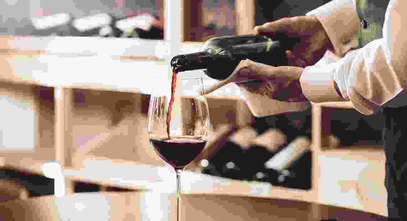 How To Pour Wine Without A Drop Spilling Vinesse Wines